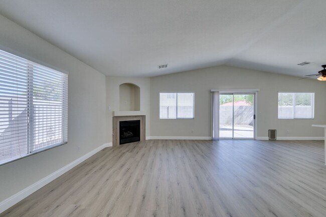 Building Photo - Stunning 3 bedroom, 2 bathroom house located in Silverado Ranch.