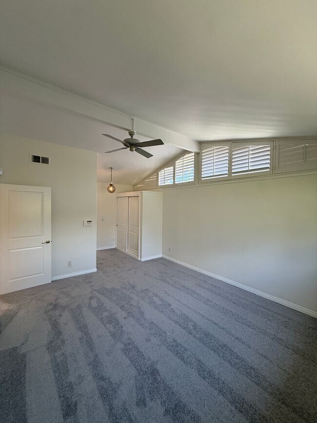 Building Photo - Beautiful One Level, 3 Bedroom, 3 Bathroom Tarzana Pool Home for Lease!
