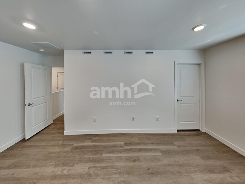 Building Photo - 6474 E Paseo Alga