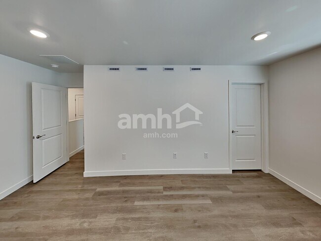 Building Photo - 9556 Harkes Dr