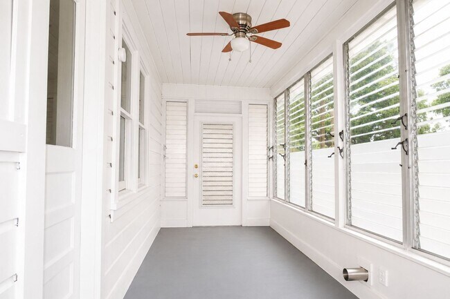 Building Photo - 2 Bedroom, 1 Bathroom Home for Rent in St Pete!