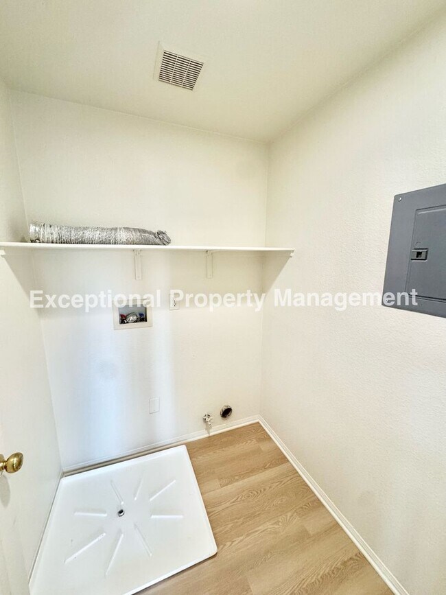 Building Photo - Ready to move in 3 bed 3 bath home