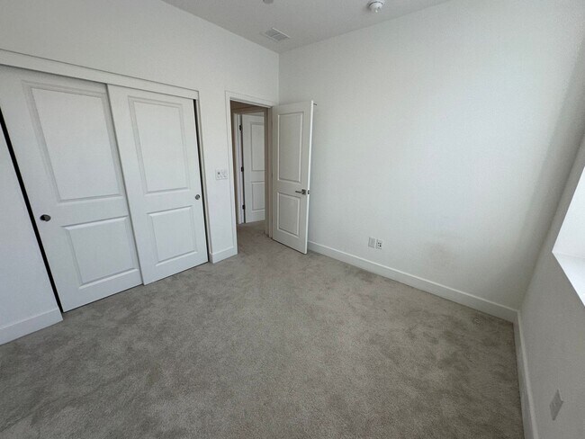 Building Photo - Spacious 4 Bed 2.5 Bath Home in Mountain House with Solar!