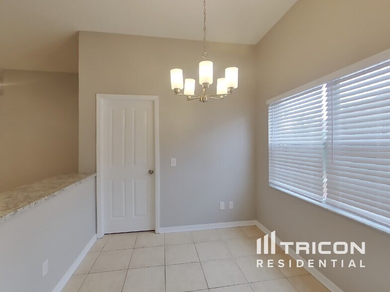 Building Photo - 707 Sand Ridge Dr