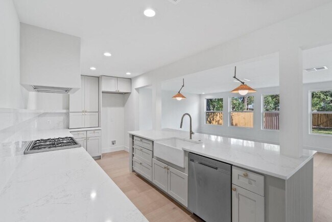 Building Photo - 1520 Villanova Dr
