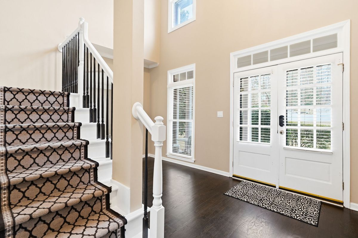 Building Photo - 310 Stoneleigh Dr SW