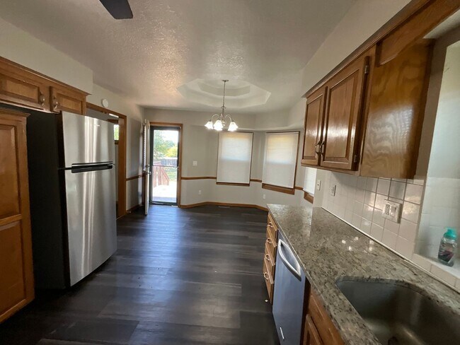 Building Photo - Large Home for Rent in Independence