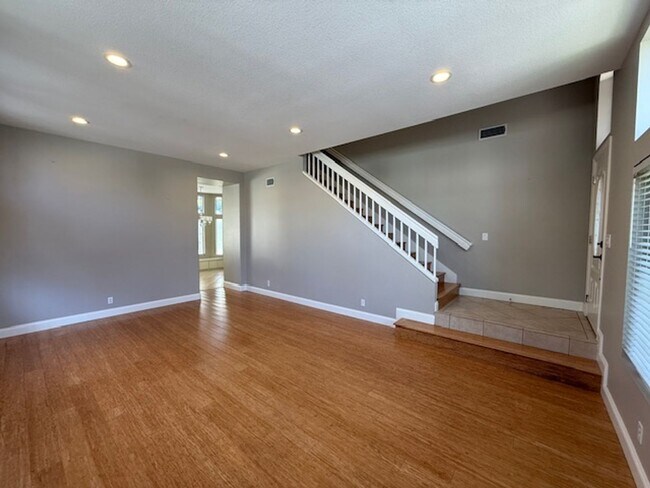 Building Photo - 4 bed / 2.5 bath plus large loft/family ro...