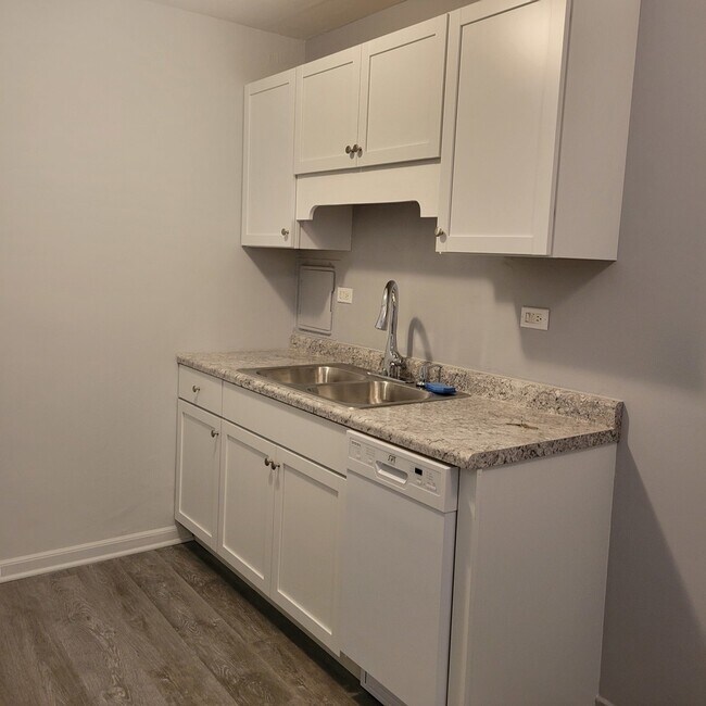 Building Photo - 850 E Old Willow Rd