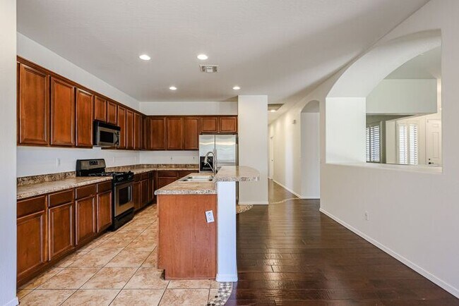 Building Photo - Welcome to this stunning 3-bedroom, 2-bath...