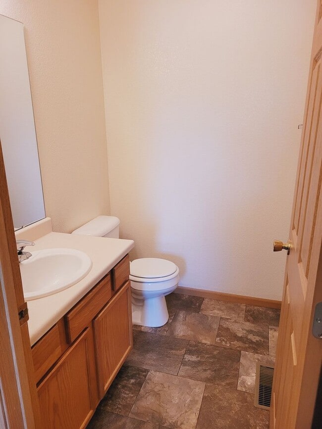 Building Photo - Bright & Convenient Townhouse Living!