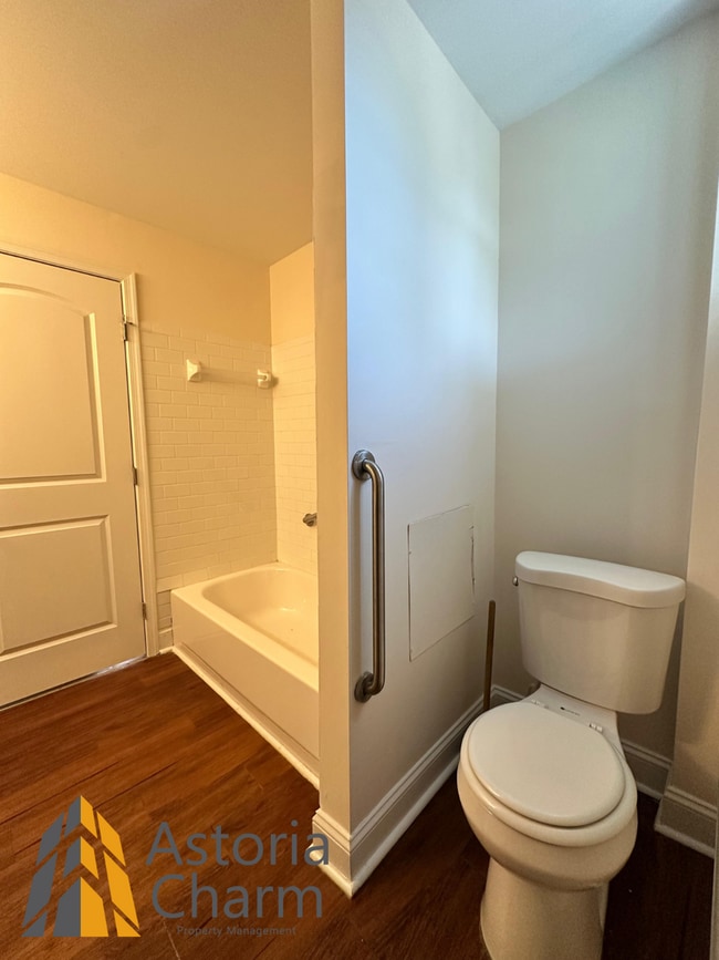 Building Photo - Live in Comfort: Spacious 3 Bedroom 2 Bath...