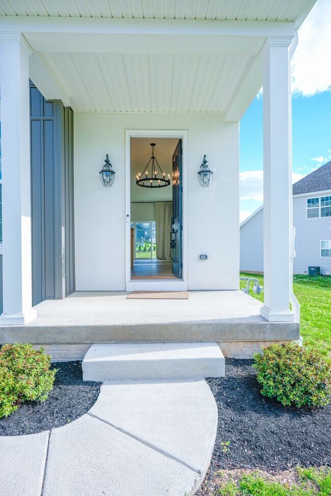 Building Photo - 245 Hollyhock Dr