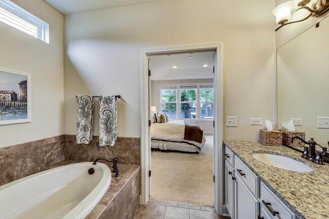Building Photo - 1382 Kensington Ct
