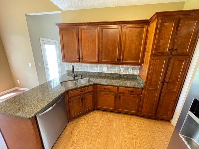 Building Photo - Wynbrooke home with large backyard, 2 car ...