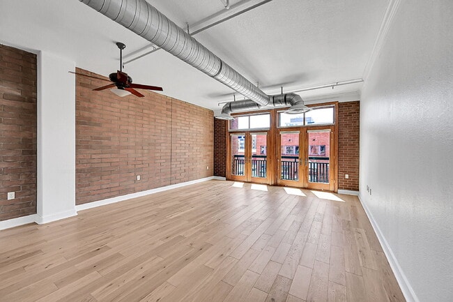 Building Photo - $2,500 - 1 Bed 1 Bath Condo with Central A...