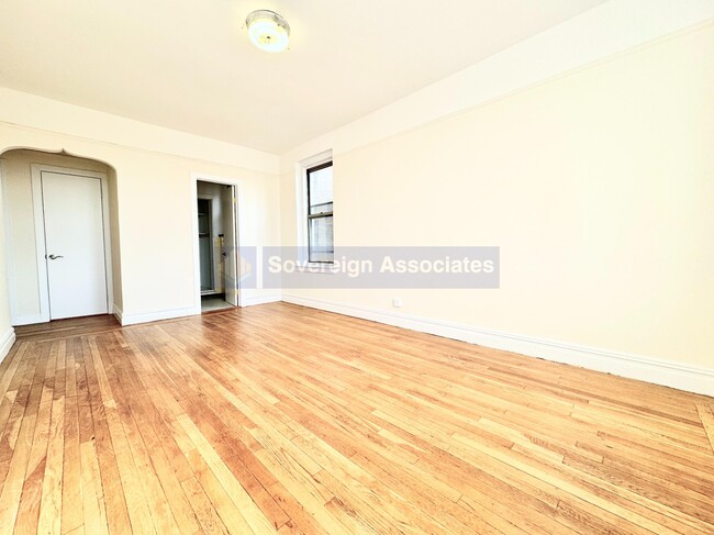 Building Photo - 763 Riverside Drive