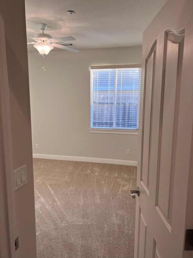 Building Photo - 3 bedroom, 2.5 bathroom home in great Neig...