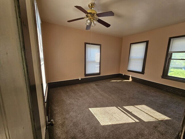 Building Photo - Big 3 bed 2 bath home