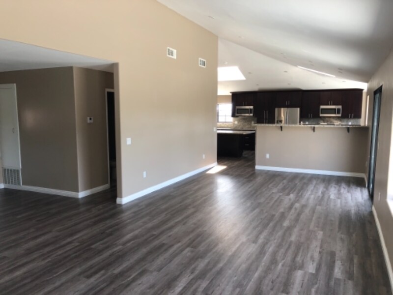 Building Photo - 1824 Queens Way