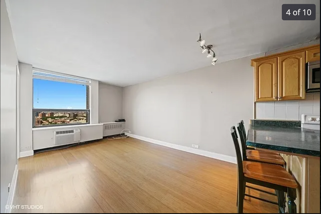 Building Photo - Sunny 1bd condo with huge window & great c...