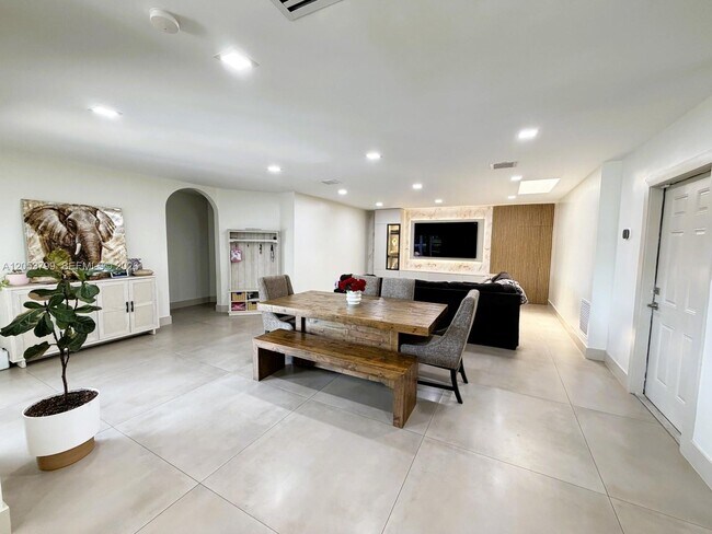 Building Photo - 10950 SW 40 Ct