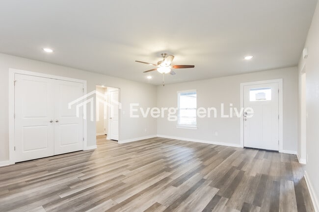 Building Photo - 428 N Wyandotte St