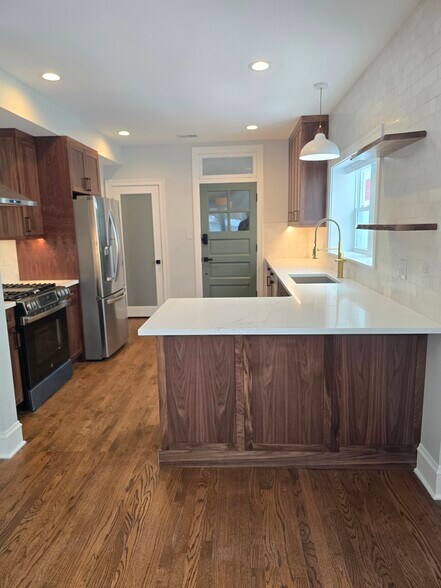 Building Photo - 240 Lathrop Ave