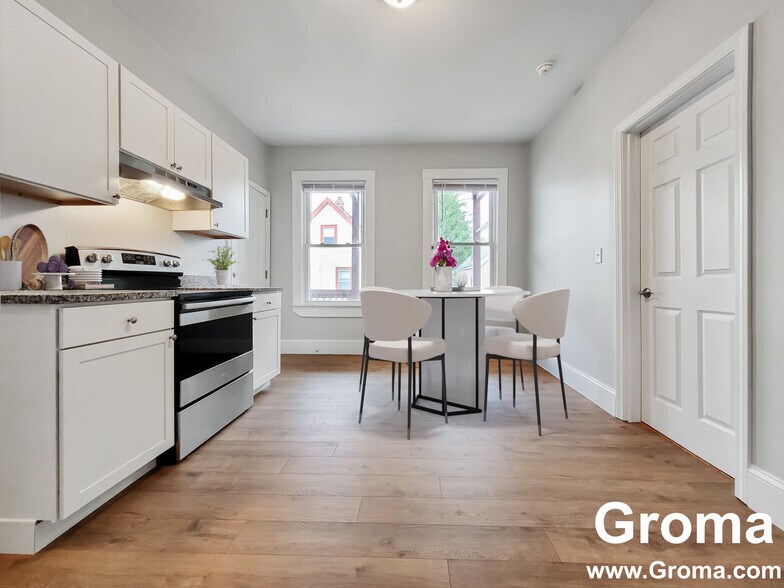 Building Photo - 108 Callender St