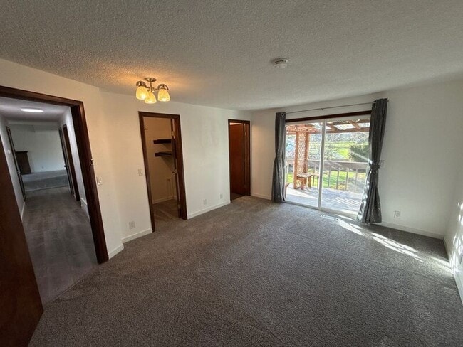 Building Photo - 869 Meadowlawn Dr SE