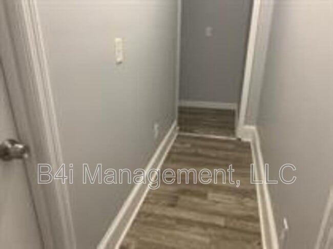 Building Photo - 205 Porter St SW