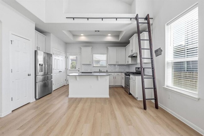 Building Photo - 10221 Forest Grove Dr