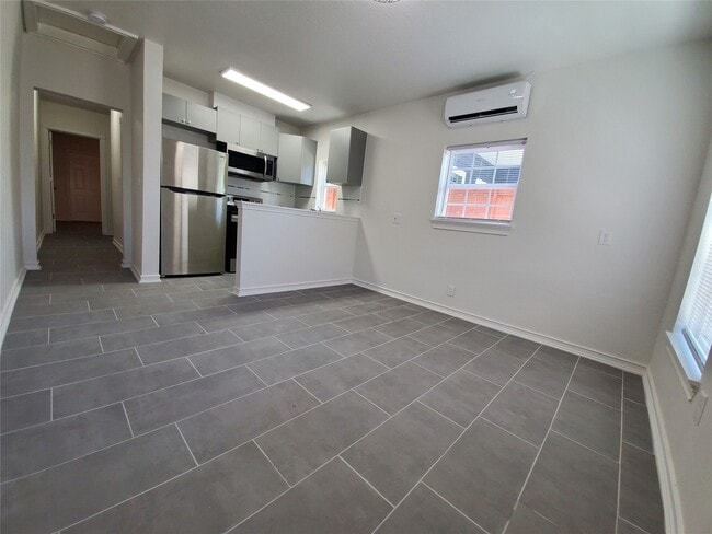 Building Photo - 914 E 32nd St