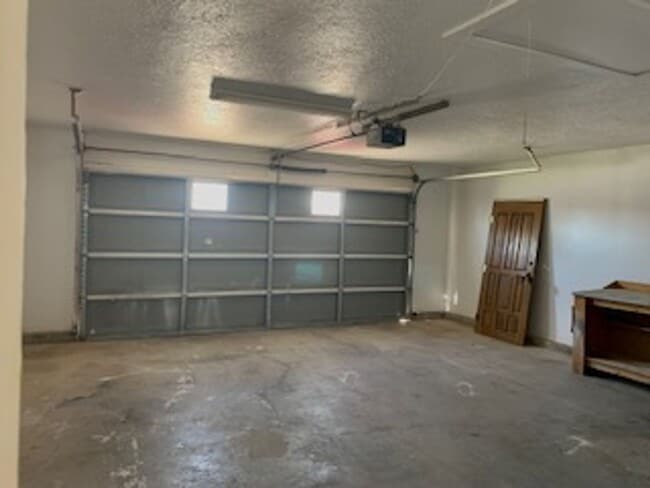 Building Photo - Beautiful  3 bedroom, 2 bath home with 2 car garage.