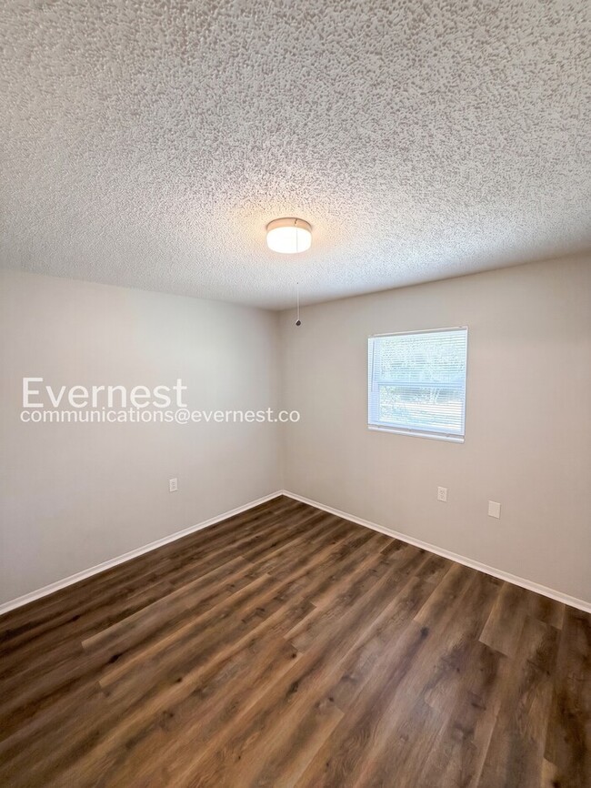 Building Photo - 3 Bed, 2 Bath Home with Spacious Yard and Attached Garage for Rent / Available Soon!