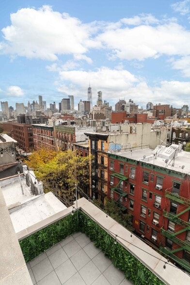 Building Photo - 242 Elizabeth St