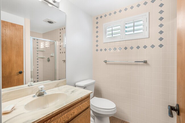 Building Photo - 221 Rossmore Dr