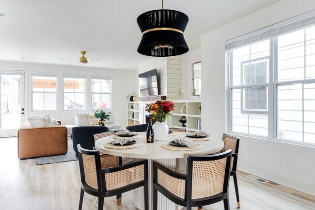 Building Photo - Fully Furnished - Designer Home (Flexible Lease Options)