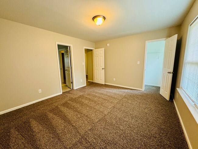 Building Photo - Move-in ready!