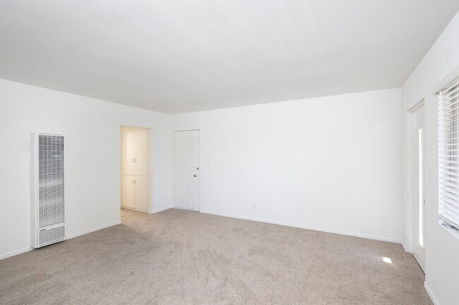 Building Photo - La Jolla / Village Area - Upstairs One Bedroom in the Village!