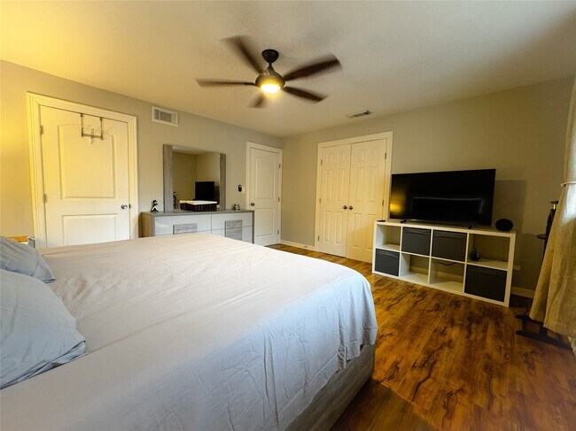 Building Photo - 637 S Ripple Creek Dr