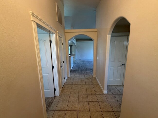 Building Photo - 435 NE Greystone Loop
