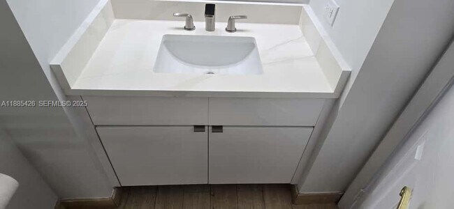 Building Photo - 2843 S Bayshore Dr