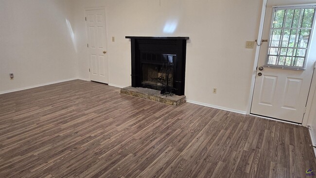 Building Photo - 313 Westcliff Center St