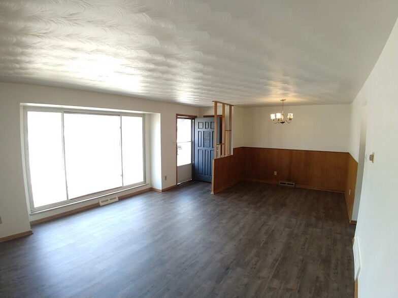 Living Room - 2766 E Euclid Ave