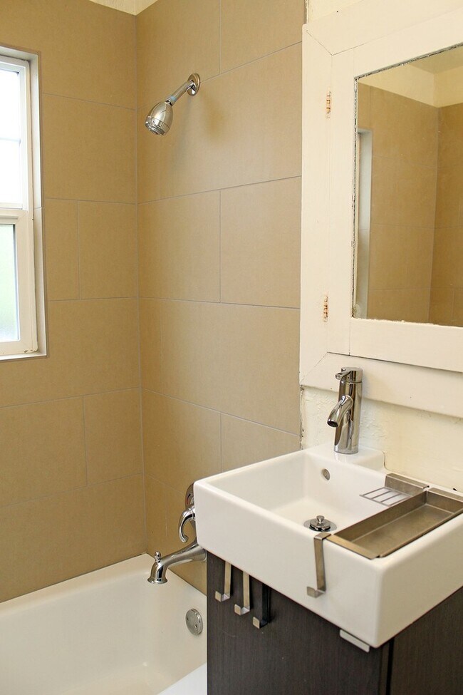 Building Photo - 3087 SE Ankeny St