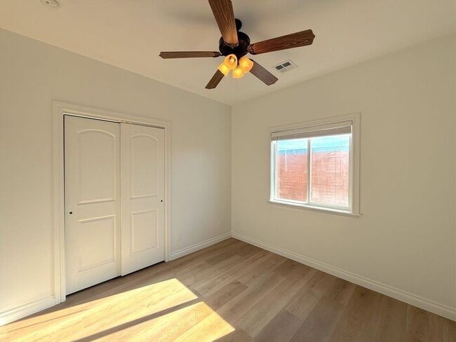 Building Photo - 3 Bed, 2 Bath, 2 Car garage Duplex Unit