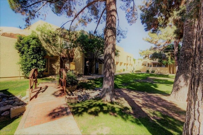 Building Photo - EXCELLENT TOWNHOME IN TEMPE!