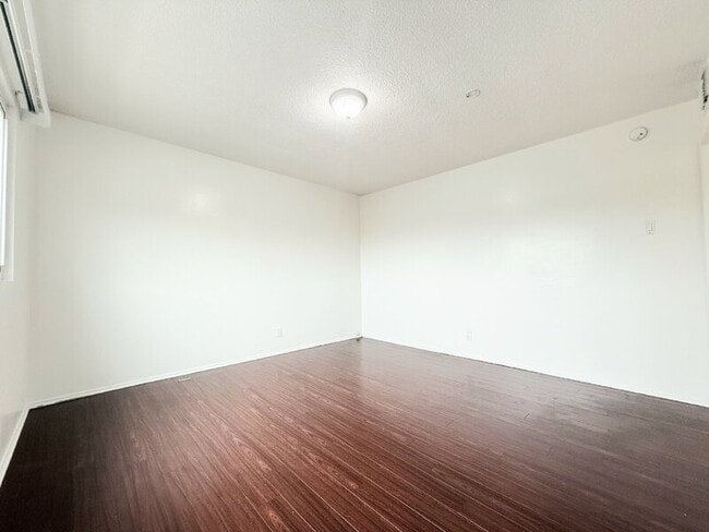 Building Photo - 10130 S Inglewood Ave
