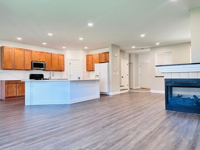 Building Photo - 1875 Crenshaw Cir